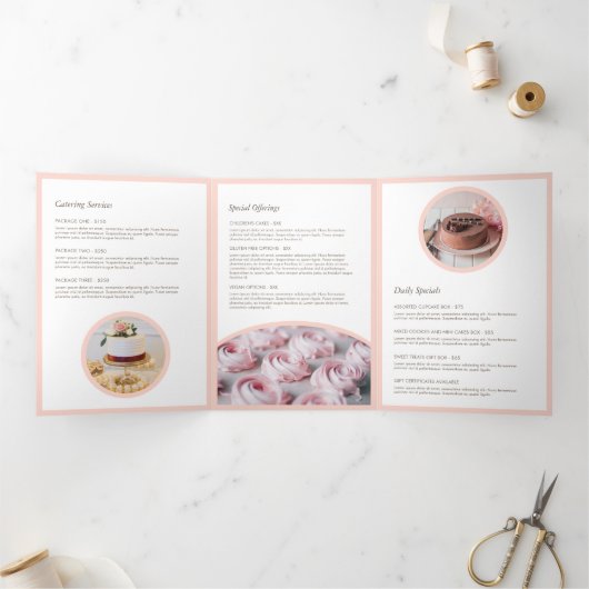 Eleganter rosafarbener Kuchen mit Broschüre "Flora (Innenseite)