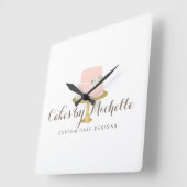 Eleganter rosafarbener Kuchen mit floraler Kuchen Quadratische Wanduhr (Winkel)