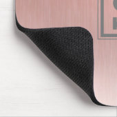 Eleganter, rosafarbener, metallischer Monogramm-Gl Mousepad (Ecke)
