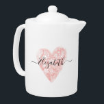 Eleganter rosafarbener Teatro<br><div class="desc">Ein Personalisierter Elegant, rosa, Shabby Chic Teekanne. Das Teapot ist mit einem rosafarbenen, blumengeschmückten Shabby Chic geschmückt und kann mit dem Namen auf der Vorderseite personalisiert werden. Macht ihr ein hübsches Geschenk zum Valentinstag. Entworfen für Sie von BlackBerry Boulevard.</div>