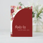 Eleganter Roter Arch Blush Peach Florals Wedding RSVP Karte (Stehend Vorderseite)