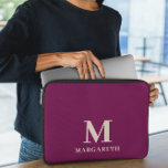 Eleganter Roter Tafelschlauch Laptopschutzhülle<br><div class="desc">Eleganter Roter Monogram Laptop Schlauch Schützen Sie Ihren Laptop mit diesem hellen, rot und beige Schriftart Laptop Ärmel. Einfach mit Ihrem eigenen Namen (oder einem anderen Namen) personalisieren, indem Sie auf "DIESE VORLAGE PERSONALISIEREN" klicken. Dieser Laptop-Ärmel ist für diejenigen, die gewollt, um den Laptop mit lebhaften Farbpalette und persönliche Touch...</div>