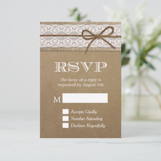 Eleganter Rustic Burlap String Bow Wedding RSVP Karte (Stehend Vorderseite)
