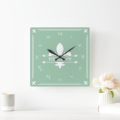 Eleganter Sage Green White Lilie Individuelle Name Quadratische Wanduhr (Zuhause)
