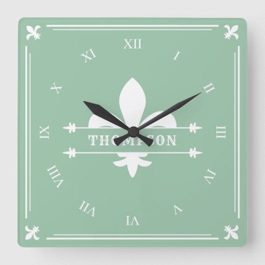 Eleganter Sage Green White Lilie Individuelle Name Quadratische Wanduhr (Vorderseite)