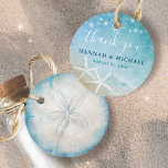 Eleganter Sand Dollar Danke Beach Wedding Geschenkanhänger<br><div class="desc">Erstellen Sie Ihre eigene Aquarell und Dollar Strand Hochzeit Liebhaber Tags, um Ihre Geschenkverpackung unvergesslich und einzigartig zu machen. Das von Raphaela Wilson entworfene Originalwerk besticht durch eine Aquarelltöne und eine Dollar-Muschel in sanften nautischen Schattierungen von Ozeanblau, aquamarinem und weißem Elfenbeingold. Auf der Rückseite befinden sich 2 weiße Seesterne auf...</div>