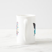Eleganter Schmetterling und blumenreiche Tasse (Rückseite)