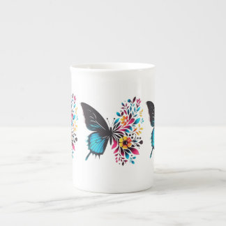 Eleganter Schmetterling und blumenreiche Tasse