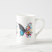 Eleganter Schmetterling und blumenreiche Tasse (Rechts)