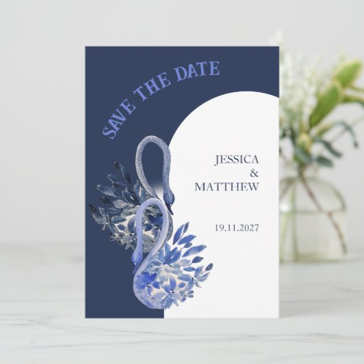 Eleganter, schöner Schwan bei Blue Wedding Save The Date (Stehend Vorderseite)