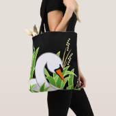 Eleganter Schwan auf schwarzem Hintergrund Tasche (Von Nahem)