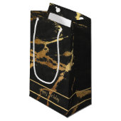 Eleganter Schwarz-Gold-Marmorlook | Bearbeitbarer Kleine Geschenktüte (Vorderseite Schrägansicht)