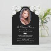 Eleganter Schwarz-Silber-Foto-Gedenkservice Einladung (Stehend Vorderseite)
