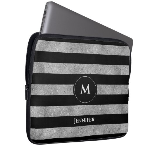 Eleganter Schwarz-Silber-Glitzer Streifen Monogram Laptopschutzhülle (Vorne Rechts)