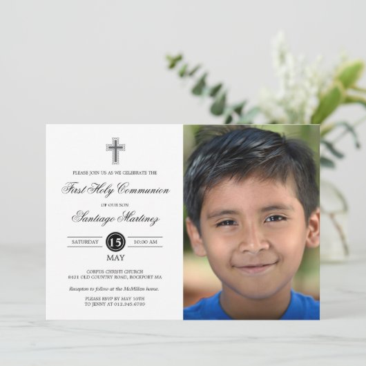 Eleganter Schwarz-weiß First Communion Foto Boy Einladung (Stehend Vorderseite)