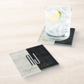 Eleganter Schwarz-Weiß-Marmor Mit Monogramm Glasuntersetzer (Schrägansicht)