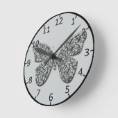 Eleganter Schwarz-Weiß-Schmetterling Runde Wanduhr (Winkel)