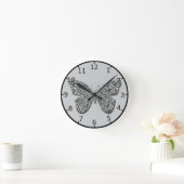 Eleganter Schwarz-Weiß-Schmetterling Runde Wanduhr (Zuhause)