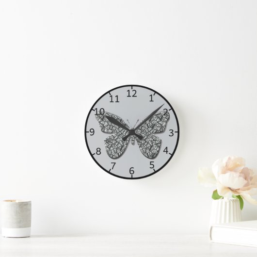 Eleganter Schwarz-Weiß-Schmetterling Runde Wanduhr (Zuhause)