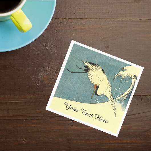 Eleganter Schwarz-weißer Kranich, der über die Oze Serviette