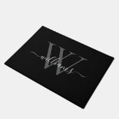 Eleganter Schwarz-weißer Name für Monogramm-Skript Fußmatte (Schrägansicht)