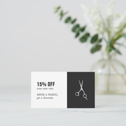 Eleganter Schwarz-weißer Scheren Haarsalon Coupon (Stehend Vorderseite)