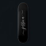 Eleganter Schwarz-weißer Skriptname Skateboard<br><div class="desc">Modernes, mädchenhaftes Skateboard mit schwarzem Hintergrund und elegantem, weißem Schriftzeichen. Personalisieren Sie mit Ihrem Namen.</div>