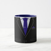 Eleganter schwarzer Anzug u. blaue Hals-Krawatte - Tasse (Zentrum)