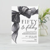 Eleganter schwarzer Bogen Fifty & Fabulous 50. Geb Einladung (Stehend Vorderseite)