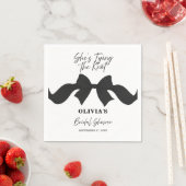 Eleganter schwarzer Bogen: Sie heiratet - Brautpar Serviette (Beispiel)