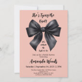 Eleganter Schwarzer Bow auf Pastellrosa Brautparty Einladung (Vorderseite)