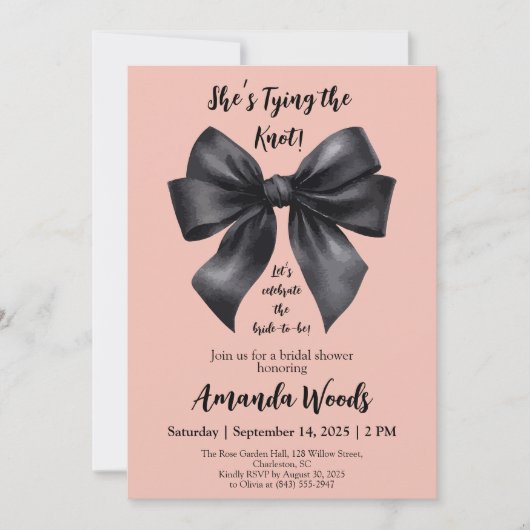 Eleganter Schwarzer Bow auf Pastellrosa Brautparty Einladung (Vorderseite)