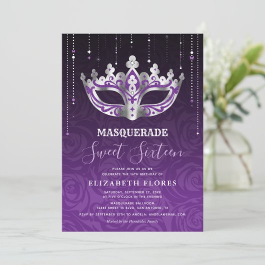 Eleganter Schwarzer Lila Silbermasquerade Sweet 16 Einladung (Stehend Vorderseite)