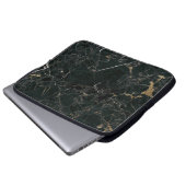 Eleganter schwarzer Marmor: Texturierter Hintergru Laptopschutzhülle (Vorne Knopf)