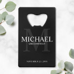 Eleganter Schwarzer Personalisierter Trauzeuge Geldbeutel Flaschenöffner<br><div class="desc">Fügen Sie Ihrer Hochzeit eine persönliche Touch mit personalisierten Trauzeugen Kreditkarten Flaschenöffner hinzu. Dieser Flaschenöffner zeigt den Namen des personalisierten Trauzeugen mit Titel und Hochzeitstermin in Weiß und Monogramm in Grau als Hintergrund,  im klassischen Serif Schriftart Stil,  auf schwarzem Hintergrund. Auch perfekt für Trauzeuge,  Brautvater,  Ringträger und mehr.</div>