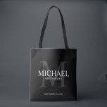 Eleganter Schwarzer Personalisierter Trauzeuge Tasche<br><div class="desc">Fügen Sie eine persönliche Touch zu Ihrer Hochzeit mit personalisierten Trauzeugen zu Tasche. Diese Tasche enthält den Namen des personalisierten Trauzeugen mit Titel und Hochzeitdatum in Weiß und Monogramm in Grau als Hintergrund,  im klassischen Serif Schriftart Stil,  auf schwarzem Hintergrund. Auch perfekt für Trauzeuge,  Brautvater,  Ringträger und mehr.</div>