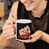 Eleganter schwarzer Rottypografie-Nail Salon Tasse