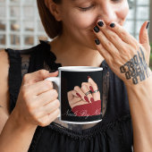 Eleganter schwarzer Rottypografie-Nail Salon Tasse