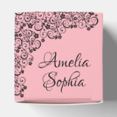 Eleganter Schwarzer Swirl und Blume auf Pink Quinc Geschenkschachtel (Oben)