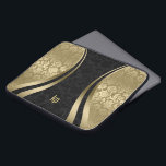 Eleganter schwarzer und goldener Damaskus Laptopschutzhülle<br><div class="desc">Elegante Goldtöne und Vintage schwarze Blumengestauke kombiniert mit goldenen Akzenten dynamischer Linien und anpassbarem Monogramm.</div>