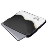 Eleganter Schwarzweiß-Abstrakter Wellengang und In Laptopschutzhülle (Vorne Knopf)