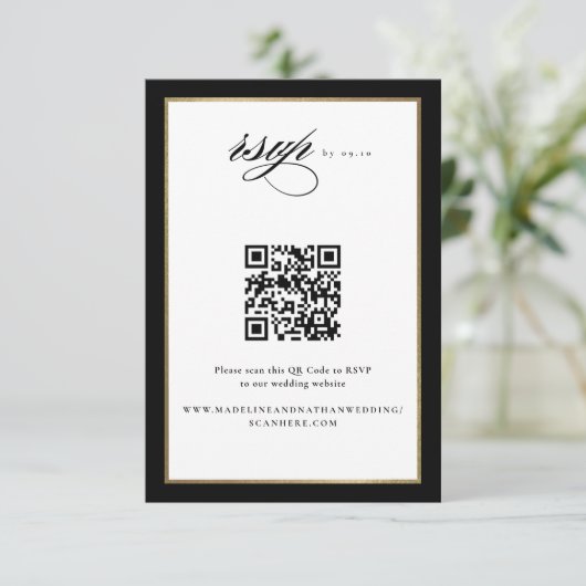 Eleganter Script Black and Gold Wedding QR Code RSVP Karte (Stehend Vorderseite)