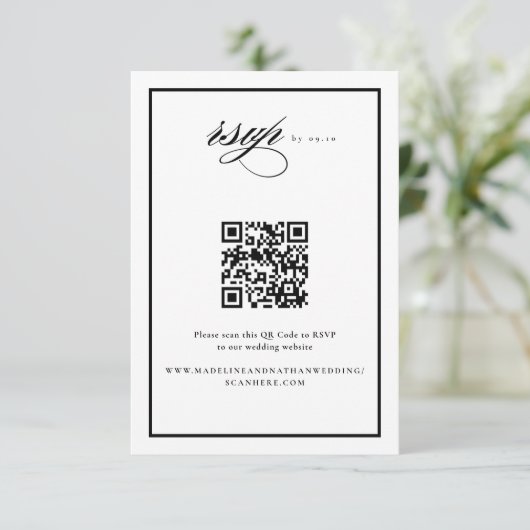 Eleganter Script Black and Wedding QR Code RSVP Karte (Stehend Vorderseite)