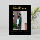 Eleganter Script Black Gold Foto Abschluss Folieneinladung (Stehend vorne)