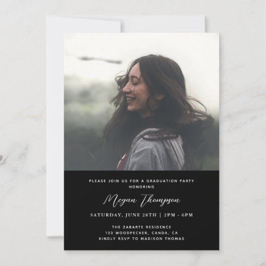 Eleganter Script Black Two Foto Abschluss Einladung (Rückseite)