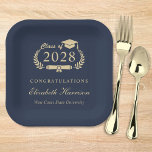Eleganter Script Blue Gold Abschluss Pappteller<br><div class="desc">Elegante dunkelblaue Graduierungsparty-Teller mit "Class of" in einer hellen Golddarstellung von Lorbeerkranz mit Abitur und Diplom,  dem Namen des Absolventen in einem stilvollen,  hellen Goldskript,  und "Gratulationen" und ihrem Schulnamen in moderner heller Goldtypografie.</div>