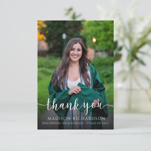 Eleganter Script-Foto-Abschluss Danke-Karte Einladung (Stehend Vorderseite)