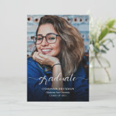 Eleganter Script-Foto-Abschluss Einladung (Stehend Vorderseite)