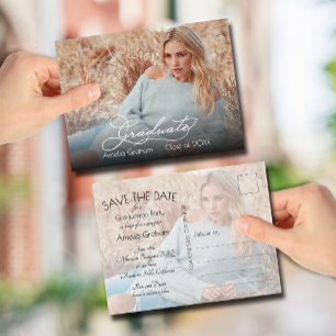 Eleganter Script-Foto-Abschluss Save the Date Postkarte