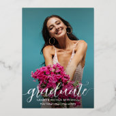 Eleganter Script Foto Abschluss Silver Folieneinladung (Vorderseite)